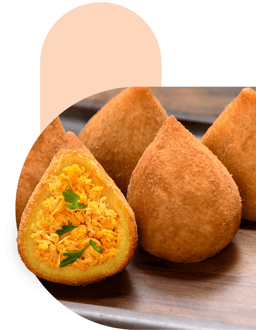 Coxinhas, uma delas cortada ao meio
