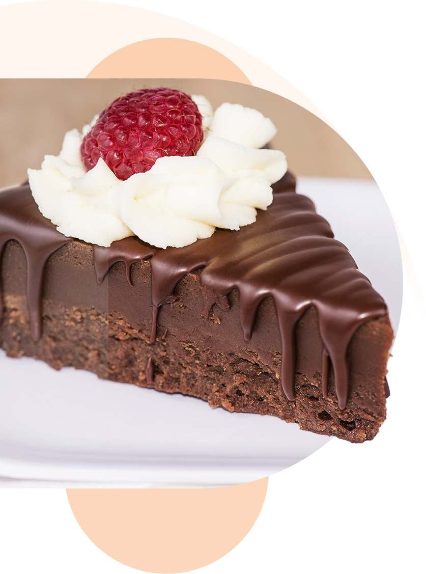 Fatia de bolo de chocolate com framboesa
