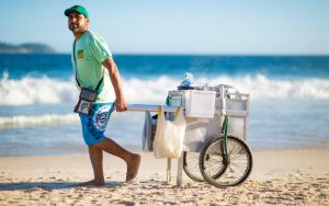 Vender na praia: dicas de alimentos para lucrar muito