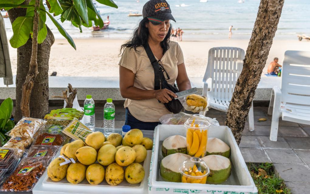 3 soluções digitais ajudam ambulantes que vendem na praia