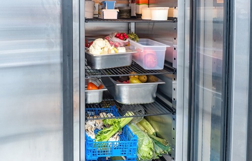 Armazenamento de alimentos em geladeira comercial