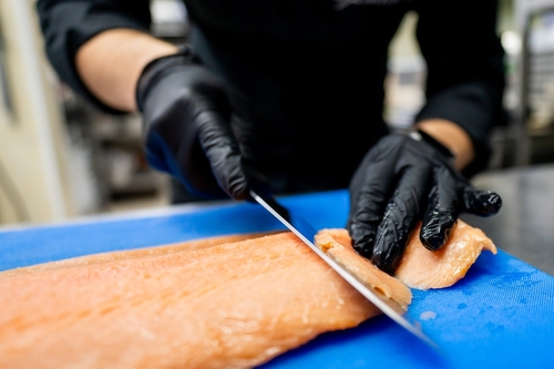 Chef usando luvas na produção de alimentos