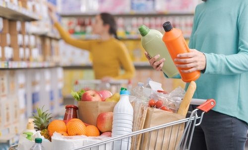 Cliente escolhendo entre produtos clean label na alimentação