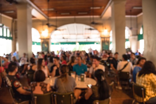 Restaurante cheio após fim da escala 6x1