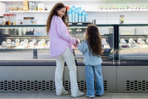 Clientes em sorveteria no inverno