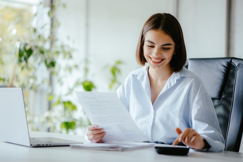 Empreendedora feliz por aderir ao Desenrola MEI