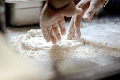 Massa em meio a farinha para pizza