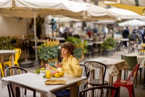 Solo Dining: como se adaptar à tendência “Reserva para um”