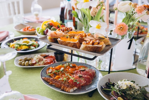 Alimentos leves e decoração floral são estratégias para a primavera