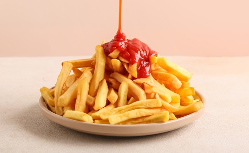 Batata frita com ketchup de sachês de molho
