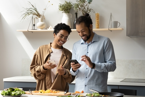Casal de afroempreendedores usando inteligência artificial
