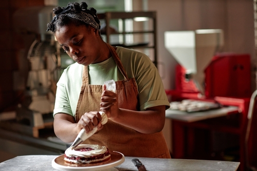 Afroempreendedora que sabe precificar seus doces e bolos