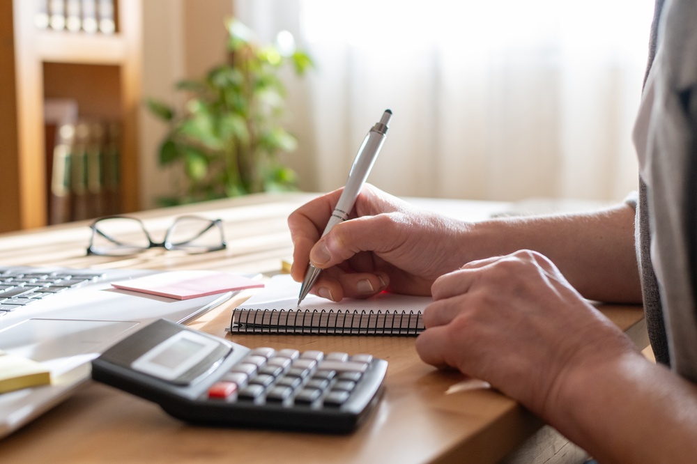 Reorganizar finanças: 5 sinais urgentes e suas soluções