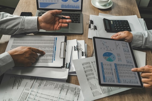 Empreendedores analisando DRE